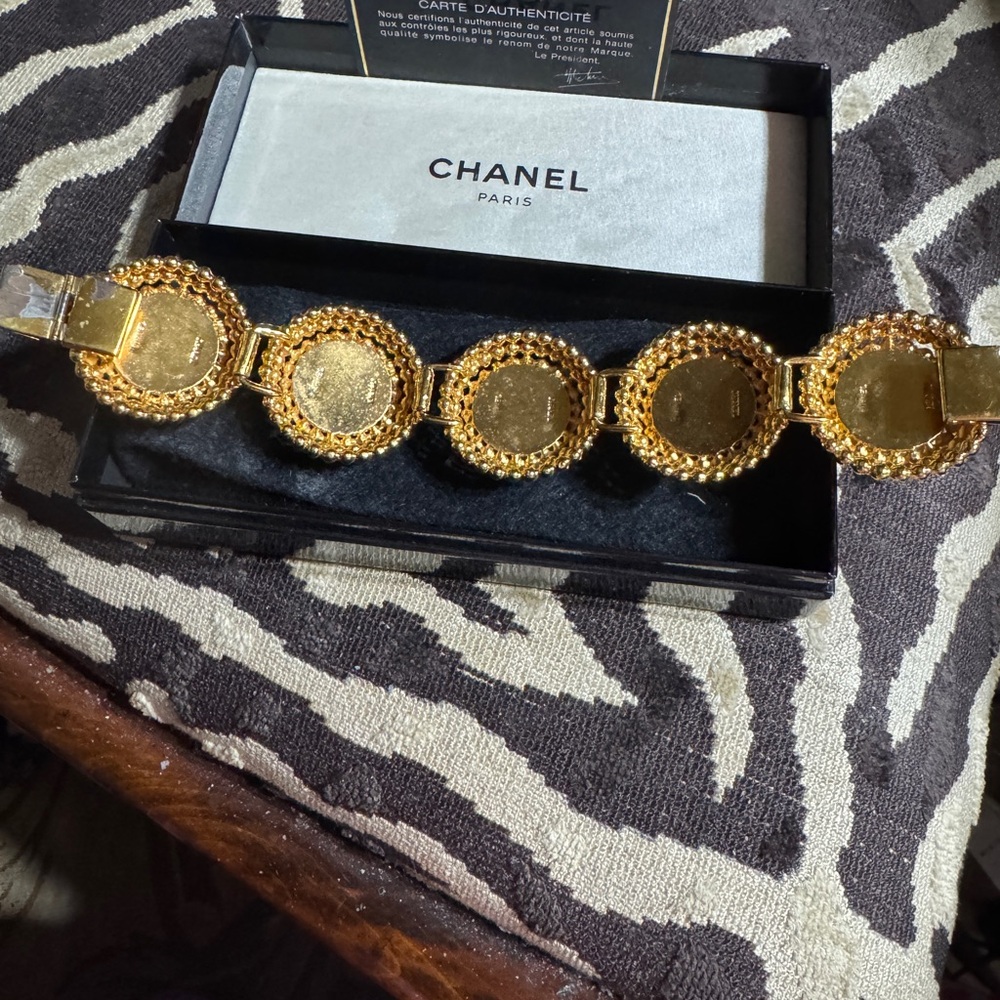 Vintage Chanel Gold tone and faux Pearl Bracelet - Picture 6 of 6